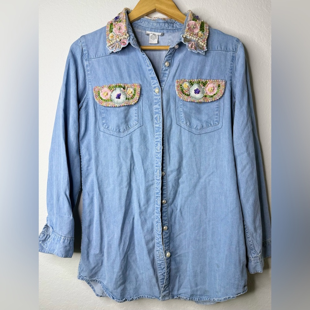 Beautiful Vintage Embroidered Denim Shirt with Floral Accents